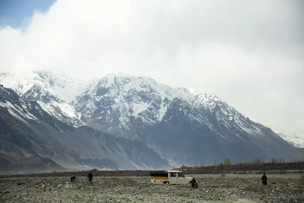 Indiase auto rijden op Khardung La Road in Himalaya berg brin — Stockfoto