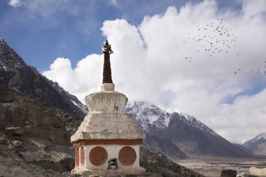 Maitreya Buda heykeli ve Diskit Manastırı 'ndaki Stupa veya Chedi veya