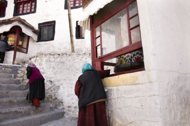 Tibetli hacılar taş merdivenlerde yürürler. 