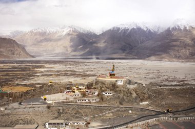 Maitreya 'nın 32 metrelik heykeliyle manzara ve kum fırtınası kasırgası.