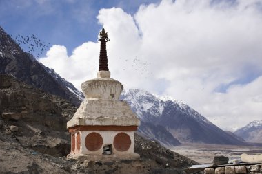 Maitreya Buda heykeli ve Diskit Manastırı 'ndaki Stupa veya Chedi veya
