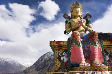 Maitreya Buddha nea 'nın 32 metre boyunda, renkli ve güzel heykeli.