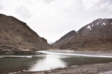 I 'nın Confluence of the I ile Himalayalar Dağları manzarasını görüntüle