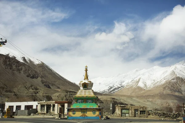 Stupa or Chedi on round about of Khardung La Road in nubra tehsil — стокове фото