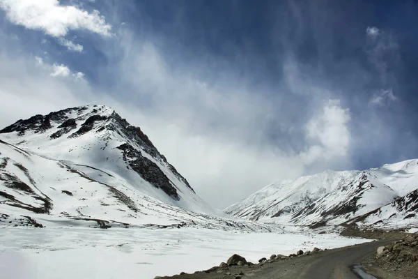 Vista del paisaje de las montañas del Himalaya en Keylong Leh Road - Leh M — Foto de Stock