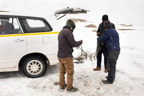 Индийцы используют цепи привязанные на колесах автомобиля для защиты sli — стоковое фото