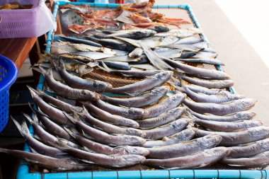 Yiyecek için kurutulmuş güneş balığı, Tayland 'ın Samut Sakhon kentindeki yerel Ban Bang Krachao balıkçı köyünde açık havada satılık bir müşteri için tel elek üzerinde konserveler.