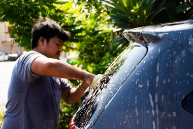 Taylandlı insanların eğlencesi, Tayland Nonthaburi 'de sabah saatlerinde evin önünde araba yıkama işi.