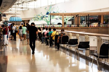 NONTHABURI, THAILAND - 21 Mayıs: Taylandlı girişimciler, 21 Mayıs 2020 'de Nonthaburi, Tayland' da alışveriş merkezi ve mağazalarda virüs salgını patlak verirken, sosyal mesafelere göre yiyecek ve içecek satıyorlar.