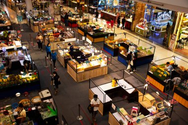 NONTHABURI, THAILAND - 21 Mayıs: Taylandlı girişimciler, 21 Mayıs 2020 'de Nonthaburi, Tayland' da alışveriş merkezi ve mağazalarda virüs salgını patlak verirken, sosyal mesafelere göre yiyecek ve içecek satıyorlar.