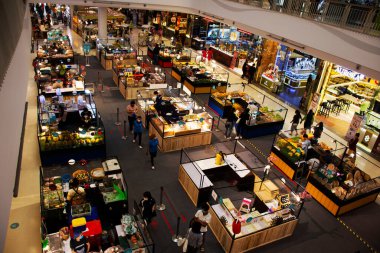 NONTHABURI, THAILAND - 21 Mayıs: Taylandlı girişimciler, 21 Mayıs 2020 'de Nonthaburi, Tayland' da alışveriş merkezi ve mağazalarda virüs salgını patlak verirken, sosyal mesafelere göre yiyecek ve içecek satıyorlar.