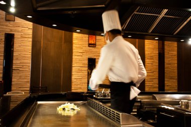 Tayland şefi kızarmış et ve sebze pişiriyor. Donburi Japon yemeği müşterisi. Tayland 'ın Nonthaburi kentindeki Bangyai şehrindeki modern restoranda servis yapmadan önce.