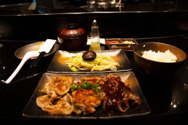 Japon yemekleri kızarmış et ve sebzeli donburi ile miso çorbası ve baharatlı donburi Tayland 'ın Nonthaburi kentindeki Bangyai şehrindeki modern restoranda servis ediliyor.