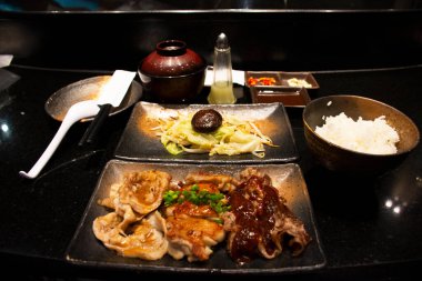 Japon yemekleri kızarmış et ve sebzeli donburi ile miso çorbası ve baharatlı donburi Tayland 'ın Nonthaburi kentindeki Bangyai şehrindeki modern restoranda servis ediliyor.