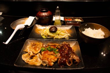 Japon yemekleri kızarmış et ve sebzeli donburi ile miso çorbası ve baharatlı donburi Tayland 'ın Nonthaburi kentindeki Bangyai şehrindeki modern restoranda servis ediliyor.