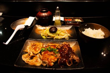 Japon yemekleri kızarmış et ve sebzeli donburi ile miso çorbası ve baharatlı donburi Tayland 'ın Nonthaburi kentindeki Bangyai şehrindeki modern restoranda servis ediliyor.