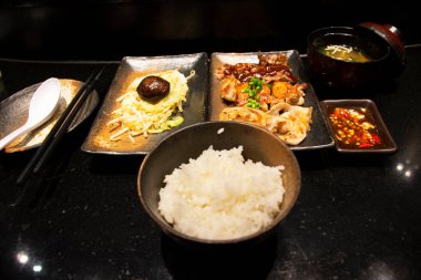 Japon yemekleri kızarmış et ve sebzeli donburi ile miso çorbası ve baharatlı donburi Tayland 'ın Nonthaburi kentindeki Bangyai şehrindeki modern restoranda servis ediliyor.
