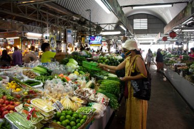 NONTHABURI, THAILAND - 21 Mayıs: Taylandlı kadınlar maske takarak 21 Mayıs 2020 tarihinde Nonthaburi, Tayland 'da yeni bir markette gıda ve sebze satın alıyorlar.