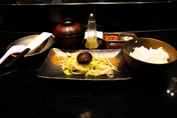 Conjunto Comida Japonesa Cozinhar Carne Frita Legumes Donburi Com Sopa — Fotografia de Stock