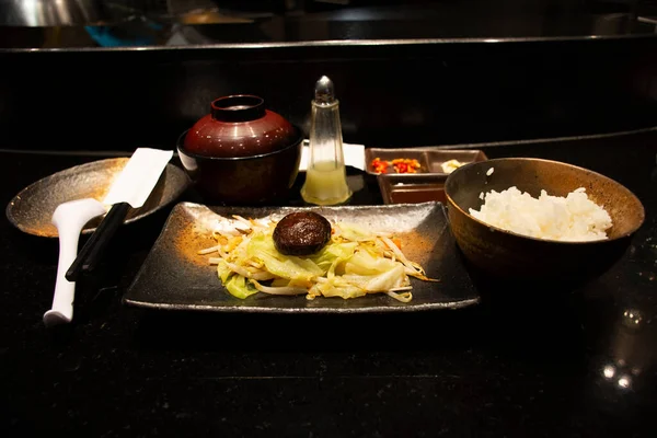 Conjunto Comida Japonesa Cocinando Carne Frita Verduras Donburi Con Sopa —  Fotos de Stock