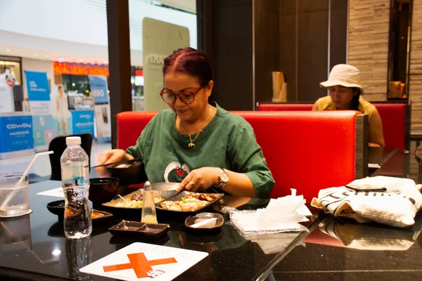 Bangkok Tailandia Mayo Las Mujeres Tailandesas Comen Beben Comida Japonesa — Foto de Stock