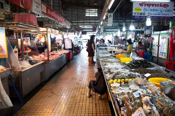 Thailand May 사람들 직물로 마스크를 2020 태국논 부리의 해산물 시장에서 — 스톡 사진