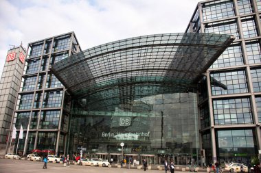 BERLİN, GERMANY - 17 Eylül 2019 'da Berlin Merkez İstasyonu veya Alman yolcu ve yabancı yolcular için Hauptbahnhof 17 Eylül 2019' da Berlin, Almanya 'da Lehrter Bahnhof' da hizmet trenini kullandılar.