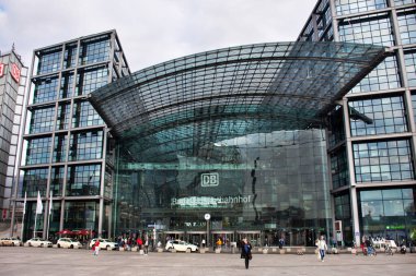 BERLİN, GERMANY - 17 Eylül 2019 'da Berlin Merkez İstasyonu veya Alman yolcu ve yabancı yolcular için Hauptbahnhof 17 Eylül 2019' da Berlin, Almanya 'da Lehrter Bahnhof' da hizmet trenini kullandılar.