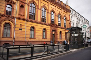 BERLİN, GERMANY - 17 EYLÜL: Alman halkı ve yabancı gezginler 17 Eylül 2019 'da Berlin, Almanya' da Berlin 'de Oranienburger Caddesi' nden geçerek tünel boyunca yürüyorlar