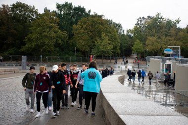 BERLİN, GERMANY - 17 Eylül 2019 'da Berlin' de Alman halkı ve yabancı gezginler Dem Deutschen Volke veya Reichstag Ulusal İmparatorluk Diyet Binası 'nı ziyaret ettiler.