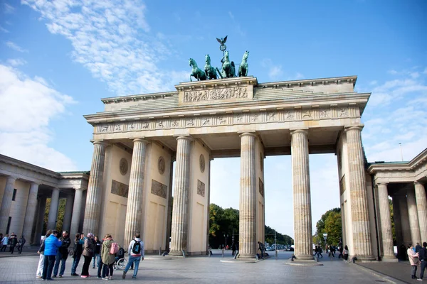 Берлин Германия Сентября Немецкий Народ Иностранные Путешественники Посещают Бранденбургские Ворота — стоковое фото