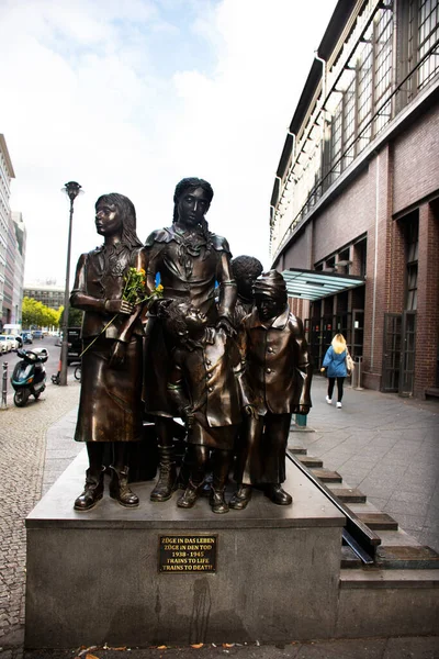 9月17日 2019年9月17日在德国柏林弗里德里希斯车站 儿童运输纪念碑 生命列车 向死亡塑像的青铜运送 以纪念二战 — 图库照片