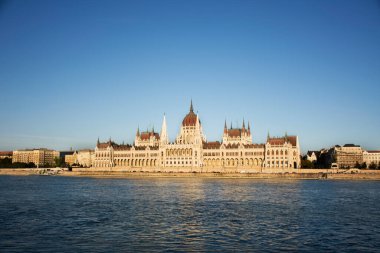 Macaristan 'ın Budapeşte kentindeki Tuna Deltası nehri ve Budapeşte Zinciri Köprüsü' nde tur gezileriyle Budapeşte 'nin eski şehir ve Macaristan Parlamentosu' nun manzara ve manzarasına bakın.