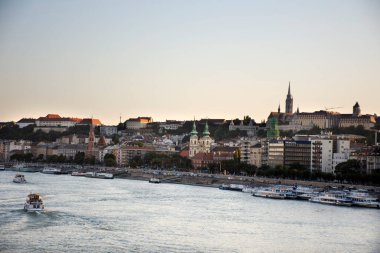 Budapeşte, Budapeşte ve Budapeşte Kalesi Tepesi veya Budapeşte Kalesi Kraliyet Sarayı 'nın Tuna Deltası nehri ve Budapeşte Zinciri Köprüsü ile Budapeşte, Macaristan' da tura çıkan manzarasını ve manzarasını izleyin.