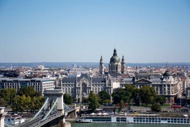Macaristan 'ın Budapeşte kentindeki Tuna Deltası nehri ve Budapeşte Zinciri Köprüsü' nde tur gezileriyle Budapeşte 'nin eski şehir ve Macaristan Parlamentosu' nun manzara ve manzarasına bakın.