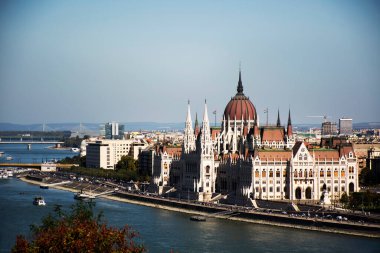 Macaristan 'ın Budapeşte kentindeki Tuna Deltası nehri ve Budapeşte Zinciri Köprüsü' nde tur gezileriyle Budapeşte 'nin eski şehir ve Macaristan Parlamentosu' nun manzara ve manzarasına bakın.