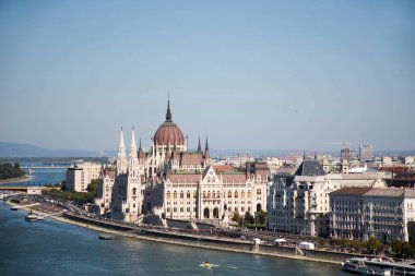 Macaristan 'ın Budapeşte kentindeki Tuna Deltası nehri ve Budapeşte Zinciri Köprüsü' nde tur gezileriyle Budapeşte 'nin eski şehir ve Macaristan Parlamentosu' nun manzara ve manzarasına bakın.
