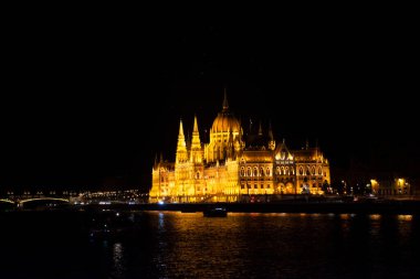 Macaristan 'ın Budapeşte kentinde Tuna Deltası Nehri ve Buda Zinciri Köprüsü ile Eski şehir ve Macaristan Parlamentosu' nun manzarası