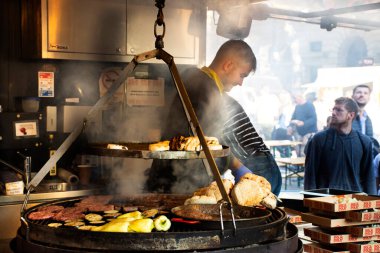 BUDAPEST, HUNGARY - 22 Eylül: Macarlar Macaristan 'ın başkenti Budapeşte' de 22 Eylül 2019 'da eski bir kasabadaki kafe restoranında yabancı yolcuların satışı için yerel sokak yemekleri pişiriyorlar