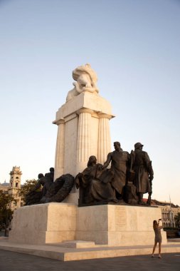 Macaristan 'ın eski başbakanı Istvan Tisza' nın Macar Parlamento Binası önündeki Kossuth Meydanı 'ndaki heykeli, Macaristan' ın Budapeşte kentinde seyahat eden insanlar için fotoğraf çekti