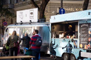 BUDAPEST, HUNGARY - 21 Eylül 2019 'da Macaristan' ın başkenti Budapeşte 'de Andrassy Bulvarı' ndaki panayır panayırında Macarlar ve yabancı gezginler yürüyüş yaparak içki içiyorlar.