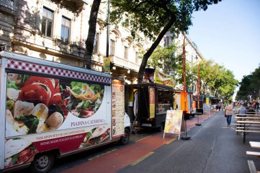 BUDAPEST, HUNGARY - 21 Eylül 2019 'da Macaristan' ın başkenti Budapeşte 'de Andrassy Bulvarı' ndaki panayır panayırında Macarlar ve yabancı gezginler yürüyüş yaparak içki içiyorlar.