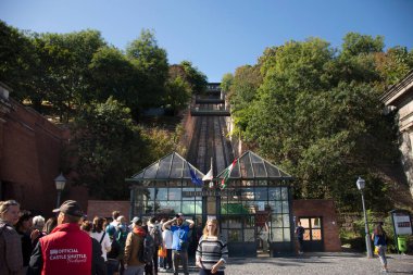 BUDAPEST, HUNGARY - 22 Eylül: Macarlar ve yabancı gezginler BS1 Margit arabasıyla füniküler bilet kuyruğu oluşturarak 22 Eylül 2019 tarihinde Budapeşte, Macaristan 'daki Budapeşte Şatosu' na seyahat ziyaretine giderler.