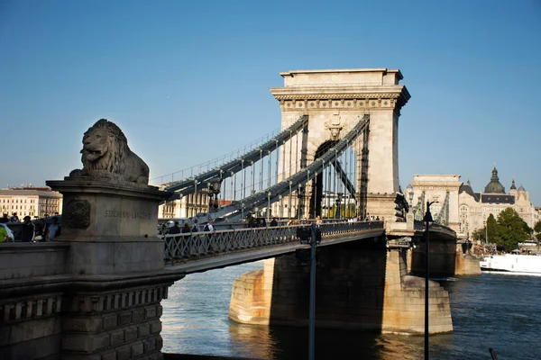 Budapest Ungern September Ungrare Besöker Budapest Chain Bridge Över Donau — Stockfoto