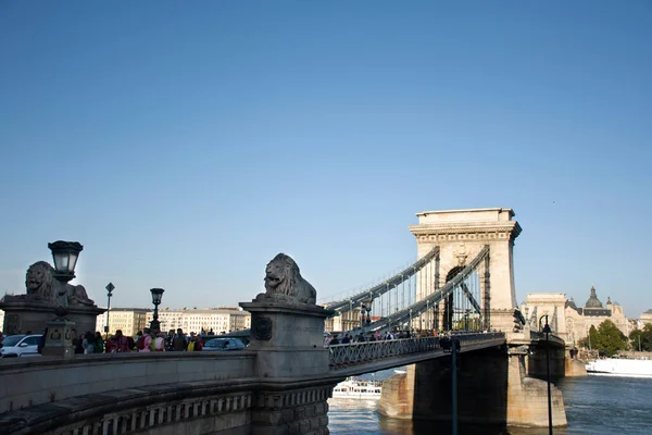 Budapest Hungría Septiembre Los Húngaros Visitan Pie Puente Cadena Budapest — Foto de Stock