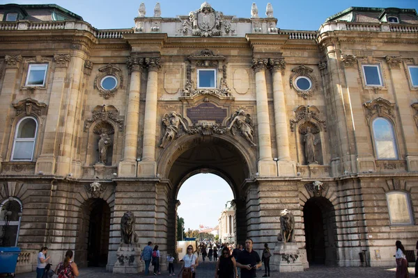 Budapest Hungary September Угорці Іноземні Мандрівники Які Подорожували Будапешті Касл — стокове фото