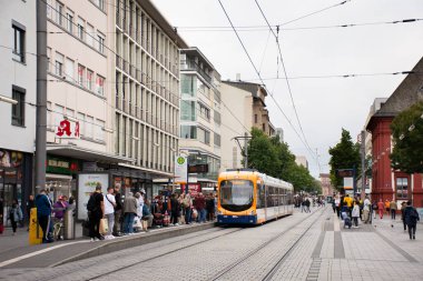Alman halkı ve yabancı gezginler 9 Eylül 2019 'da Almanya' nın Baden Wrttemberg kentinde Friedrichsplatz Meydanı 'ndaki Mannheimer Wasserturm Su Kulesi' ni ziyaret ettiler.
