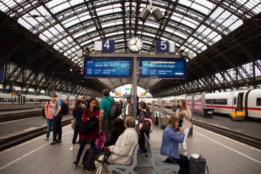COLOGNE, GERMANY - 11 Eylül 2017 'de Almanya' nın Köln kentinde Köln veya Kolne Merkez Hauptbahnhof tren istasyonunda bekleyen Alman halkı ve yabancı yolcular