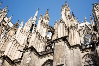 Alman halkı ve yabancı gezginler Köln Katedrali 'ne ya da Hohe Domkirche St. Petrus und Maria' ya ya ya da Köln şehrindeki Kolner Dom 'a dua etmeye giderler.
