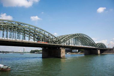 Alman halkı ve yabancı gezginler için Hohenzollern köprüsündeki Ren nehri ile Koln şehrinin manzara ve manzarasını 10 Eylül 2019 'da Almanya' nın Köln kentinde ziyaret edin.